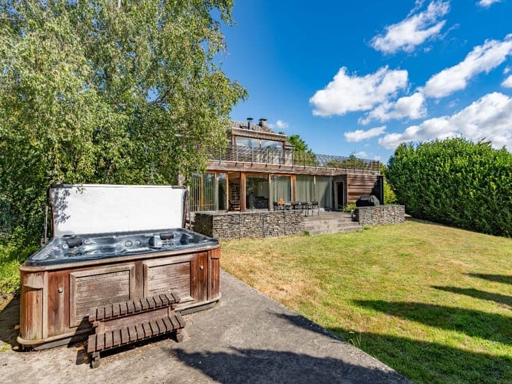 4-bdrm house with a terrace, garden, and 2 garages - Nothomb