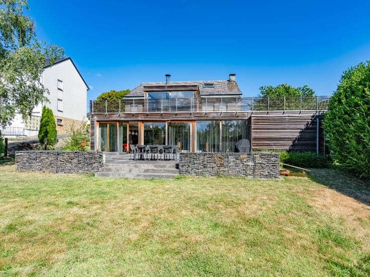 4-bdrm house with a terrace, garden, and 2 garages - Nothomb