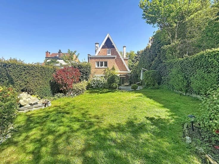 Beautiful 4-bedroom house with garden