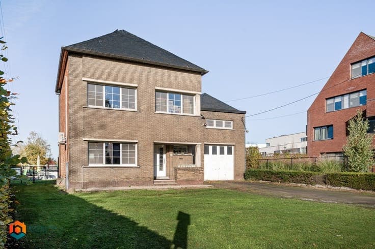 Authentieke woning met 4 slpkrs, loft en magazijn te O-L-...