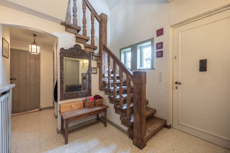 Charming villa to renovate in a prime location near the b...
