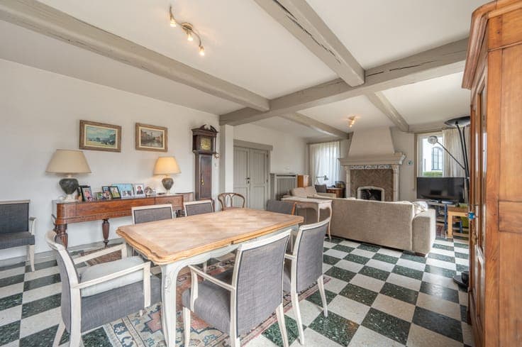 Charming villa to renovate in a prime location near the b...