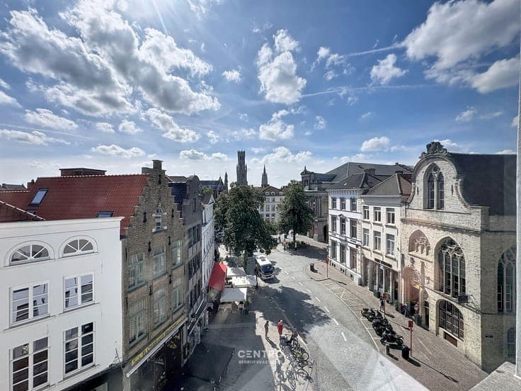 Authentiek & volledig gerenoveerd (°2000) hoekpand (5 ver...