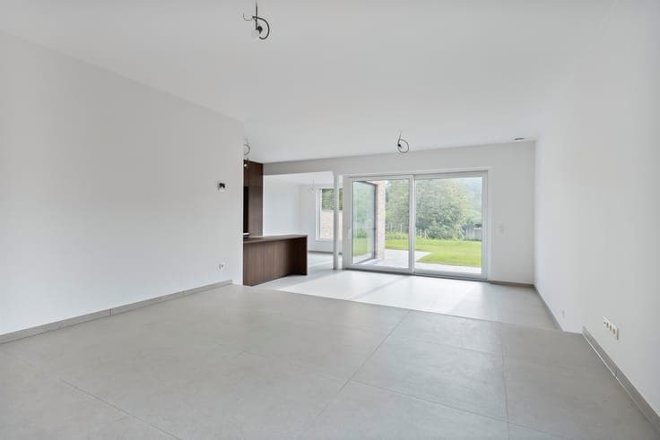 Newbuilt house - 5 bd - 2 bath (possibility 6% VAT)