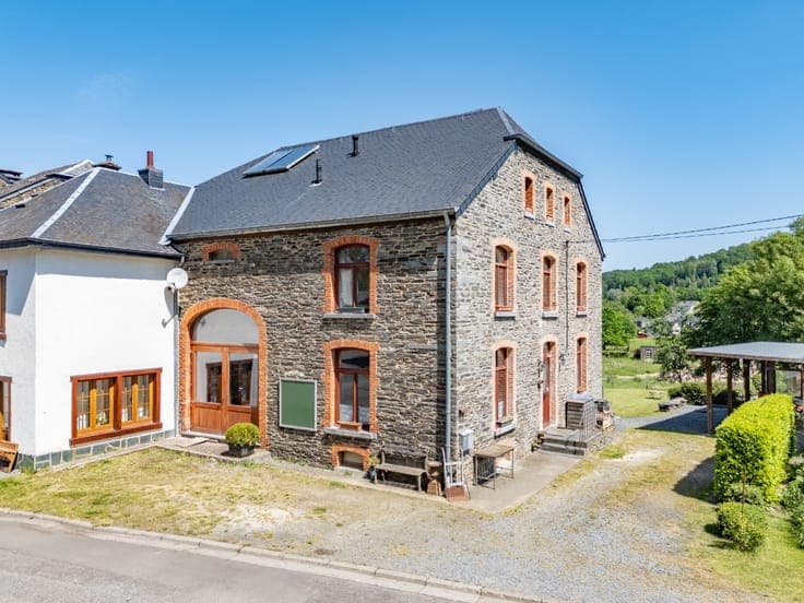 4-Bedroom Semi-Detached House with 2 Outbuildings