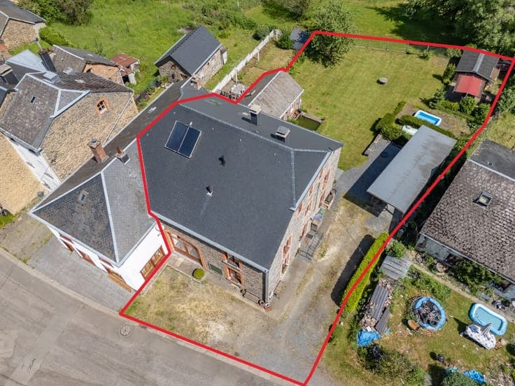 4-Bedroom Semi-Detached House with 2 Outbuildings