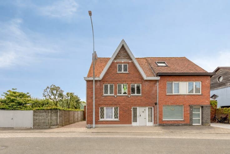 Ruime halfopen woning met 4 slaapkamers, garage en zonnig...