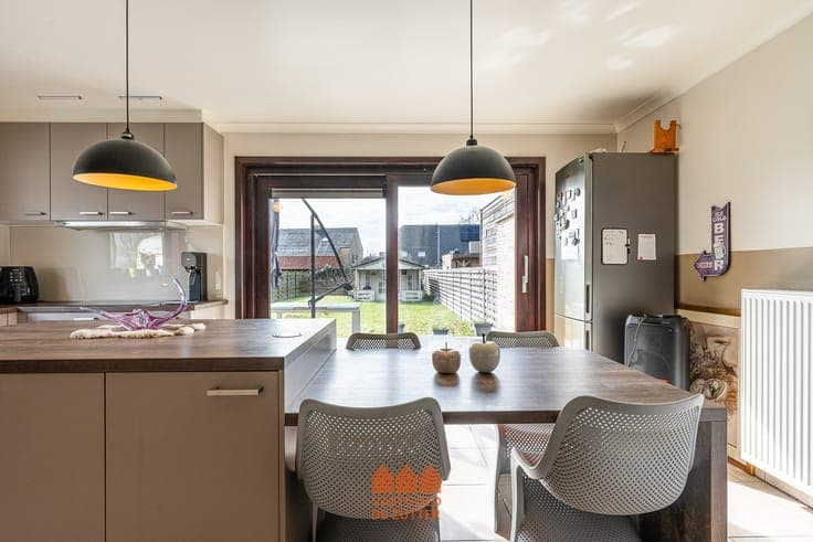 Halfopen bebouwing met 3 slaapkamers, zonnige tuin en EPC A
