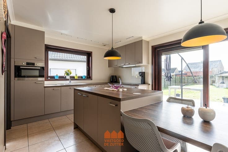 Halfopen bebouwing met 3 slaapkamers, zonnige tuin en EPC A