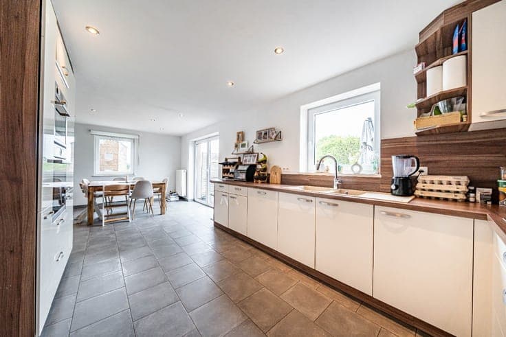 5-bedroom house with 1-bedroom apartment in Moinet