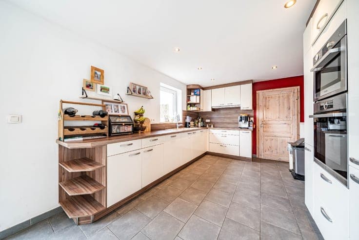 5-bedroom house with 1-bedroom apartment in Moinet