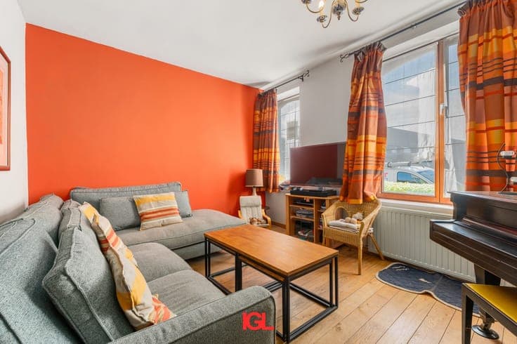 Charming renovated home with 4 bedrooms, solar panels and...