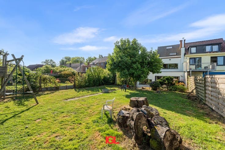 Charming renovated home with 4 bedrooms, solar panels and...