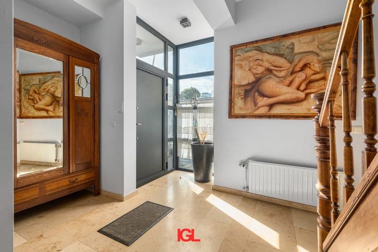 Charming renovated home with 4 bedrooms, solar panels and...