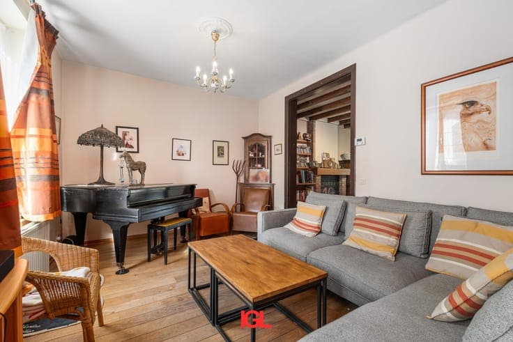 Charming renovated home with 4 bedrooms, solar panels and...
