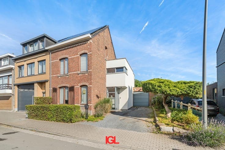 Charming renovated home with 4 bedrooms, solar panels and...