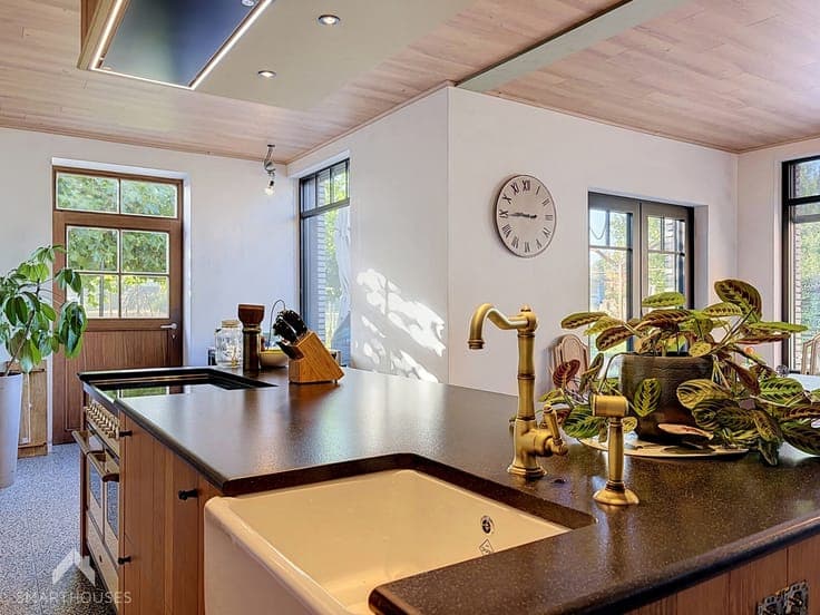 Spacious 5-bed detached home with shed and garden
