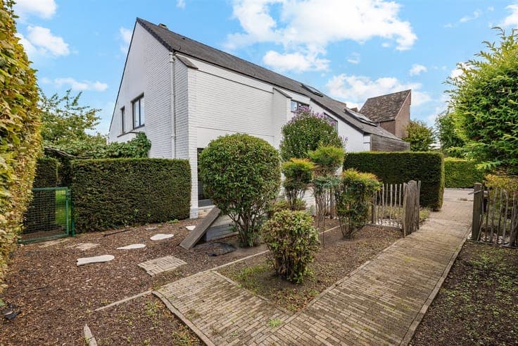 Spacious 4-bedroom home with a garden in Lokere