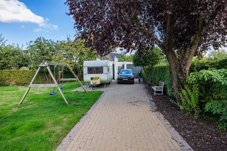 Spacious 4-bedroom home with a garden in Lokere