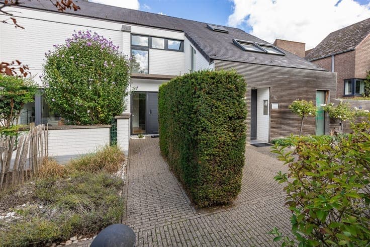 Spacious 4-bedroom home with a garden in Lokere