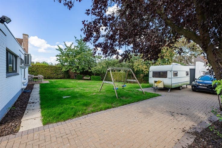 Spacious 4-bedroom home with a garden in Lokere