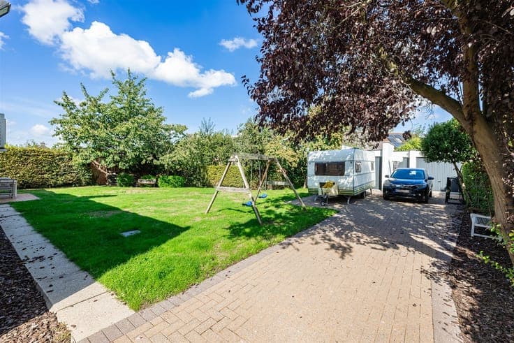 Spacious 4-bedroom home with a garden in Lokere