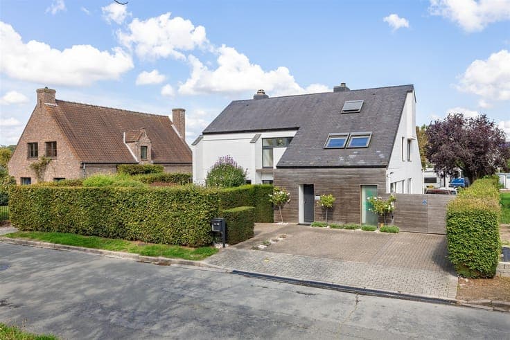 Spacious 4-bedroom home with a garden in Lokere