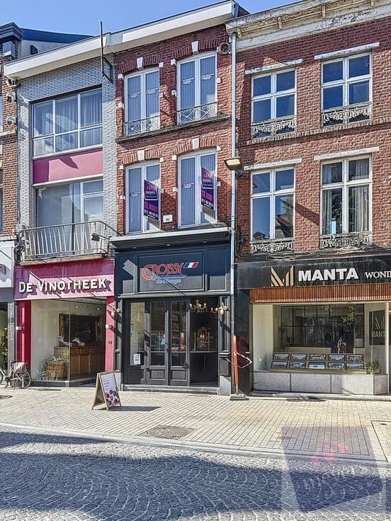 Karaktervol handelshuis met woonst op topligging in Sint-...
