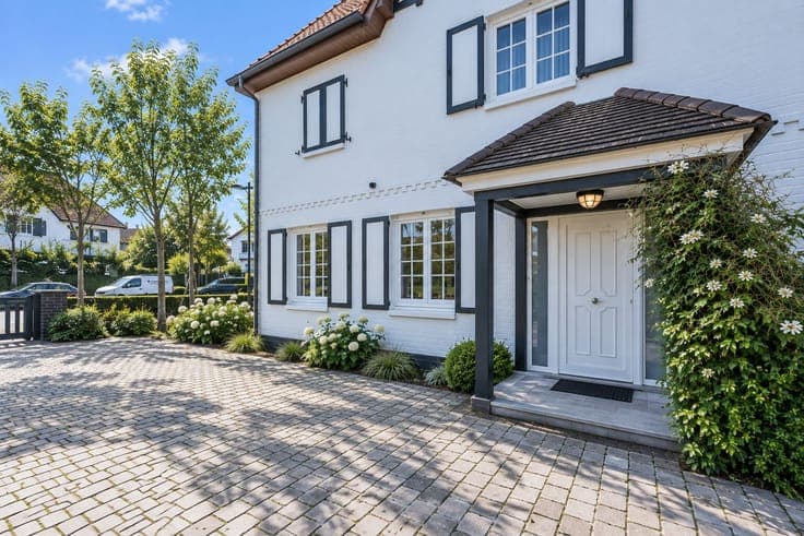 Characterful semi-detached villa in an exceptional location