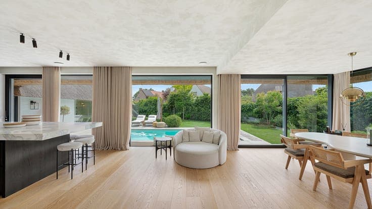 Luxury villa with pool on 1,072 m² in residential area