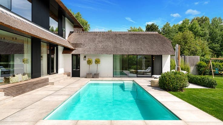 Luxury villa with pool on 1,072 m² in residential area