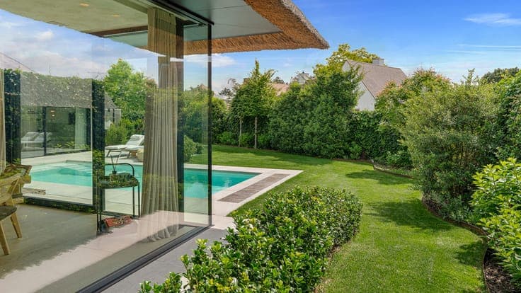 Luxury villa with pool on 1,072 m² in residential area