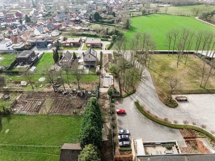 Gelijkvloerse woning met 2 slpkrs en zwembad te Bonheiden