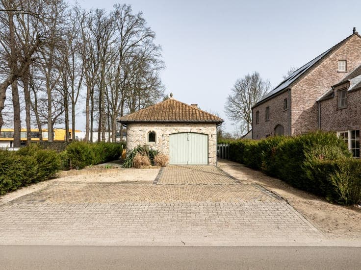 Gelijkvloerse woning met 2 slpkrs en zwembad te Bonheiden