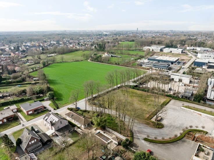 Gelijkvloerse woning met 2 slpkrs en zwembad te Bonheiden