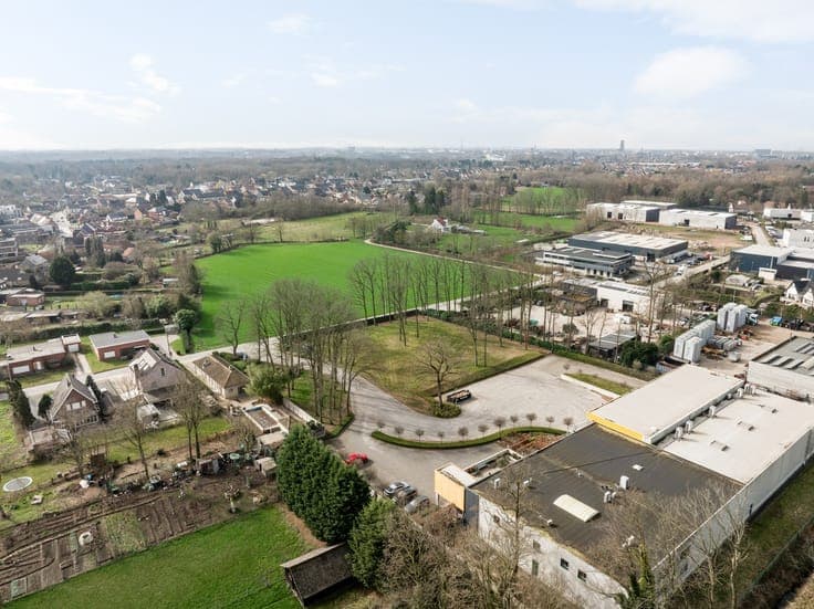 Gelijkvloerse woning met 2 slpkrs en zwembad te Bonheiden
