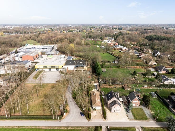 Gelijkvloerse woning met 2 slpkrs en zwembad te Bonheiden