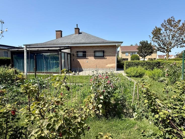 TE RENOVEREN BUNGALOW MET 2 SLPKS EN GARAGE