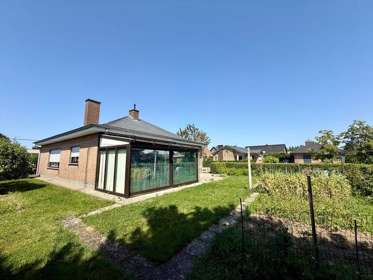 TE RENOVEREN BUNGALOW MET 2 SLPKS EN GARAGE
