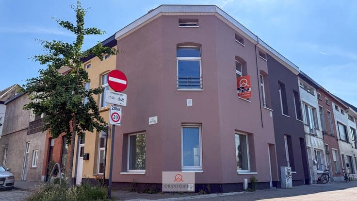 Gerenoveerde lichtrijke hoekwoning aan het water