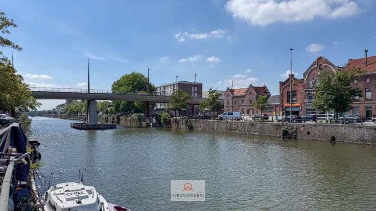 Gerenoveerde lichtrijke hoekwoning aan het water