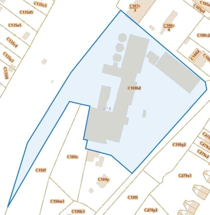 Terrain de plus de 1ha 70ca en zone d'habitat