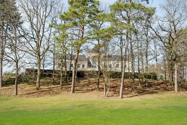 An exceptional property, surrounded by the golf course fair