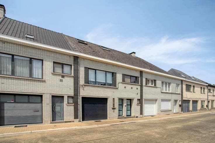 Spacious Move-in Ready Home with Garden!