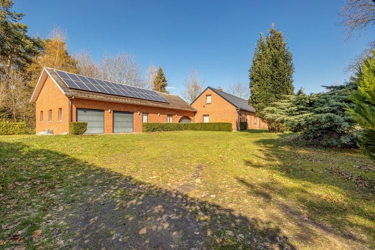 Vrijstaande woning met veel ruimte, omgeven door groen.