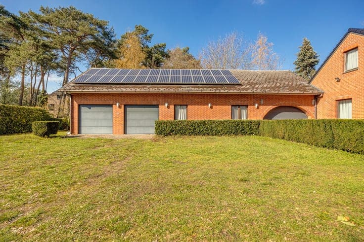 Vrijstaande woning met veel ruimte, omgeven door groen.