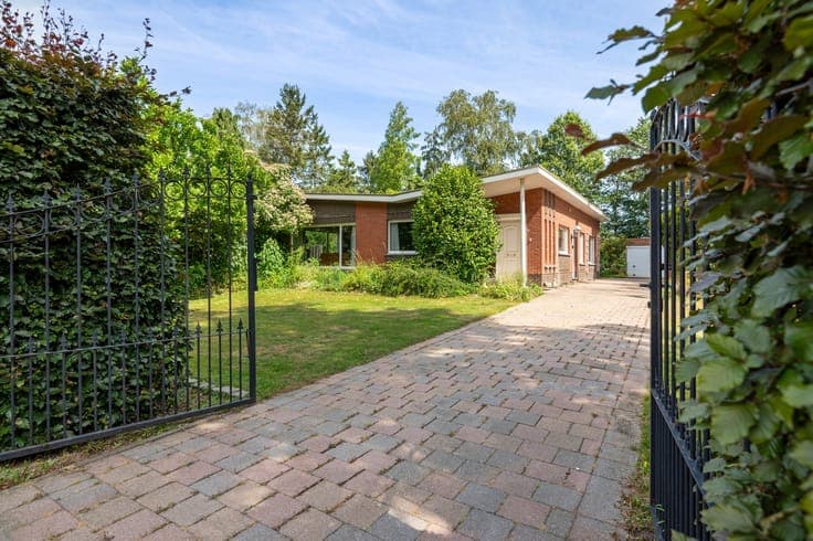 Te renoveren, alleenstaande laagbouwwoning met 3 slaapkam...