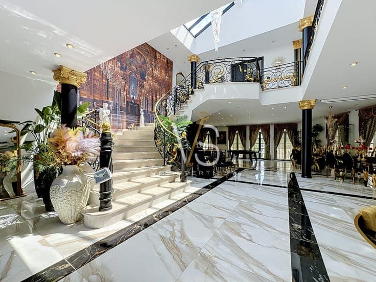 HIGH-END VILLA WITH SWIMMING POOL, GARDEN !