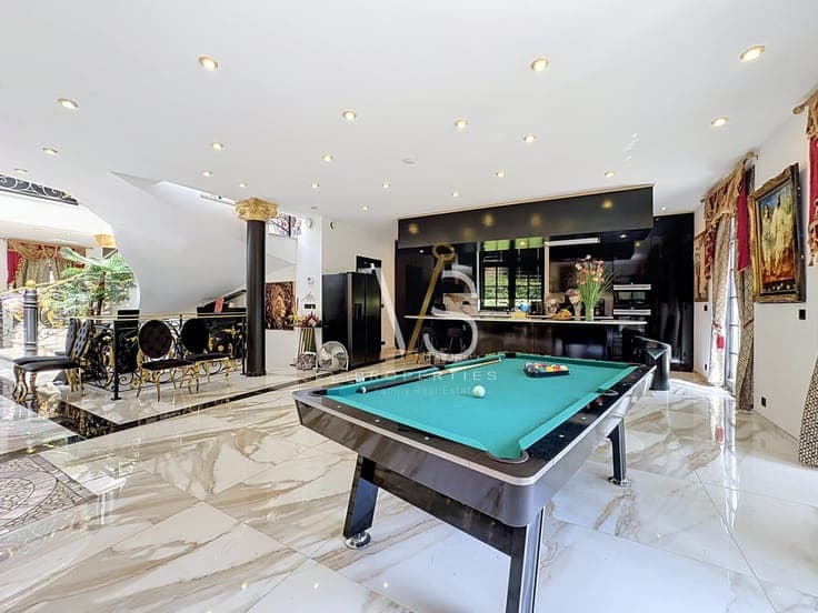 HIGH-END VILLA WITH SWIMMING POOL, GARDEN !