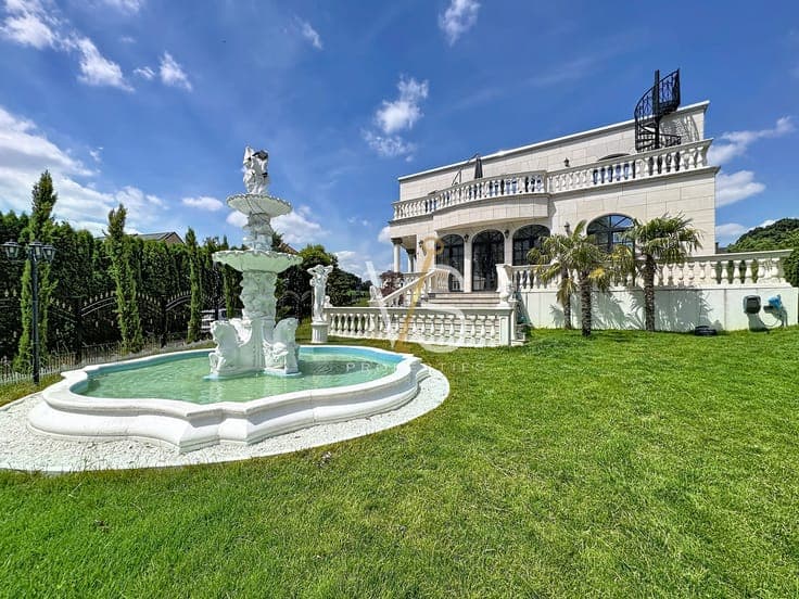 HIGH-END VILLA WITH SWIMMING POOL, GARDEN !